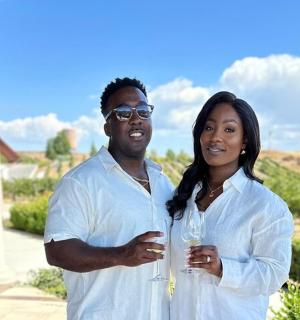 一名男子和一名女子站在一所房子前