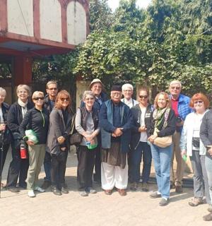 一群人摆姿势拍照