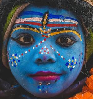 一名脸上涂满蓝漆的妇女