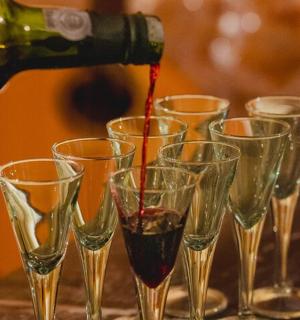 一组倒入葡萄酒的酒杯