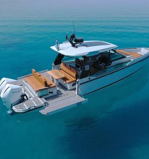 一艘白色的小船漂浮在水中