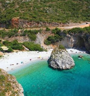 带有大岩石的海滩的鸟瞰图