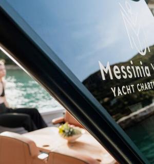 一位女士坐在车里的桌子旁