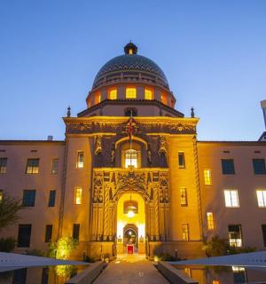 budova s kupolí na vrcholu