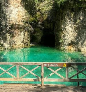 un cartello davanti a una piscina di acqua blu