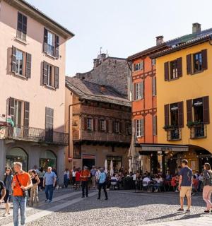 eine Gruppe von Menschen, die eine Straße in einer Stadt entlanggehen