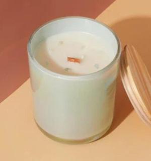 malý bílý hrnek s lžičkou na stole