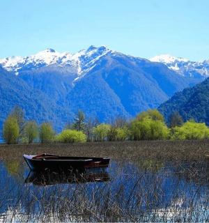 ein Boot im Wasser mit Bergen im Hintergrund