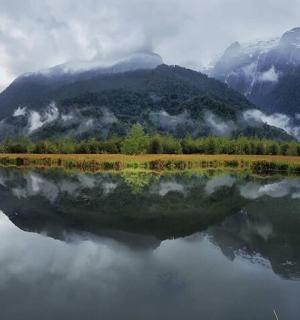 eine Spiegelung eines Berges in einem Gewässer