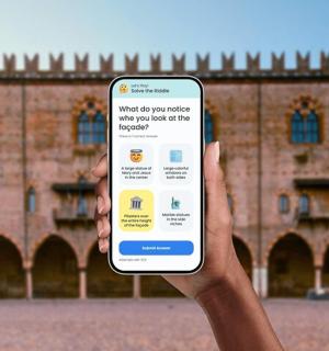 一个人在建筑物前举着手机