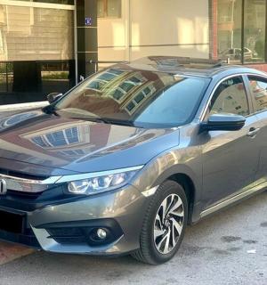 一辆银色的汽车停在路边