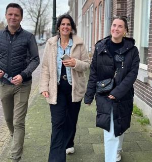 两名女子和一名男子走在街上