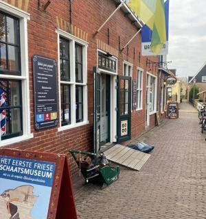 砖砌建筑侧面的标志