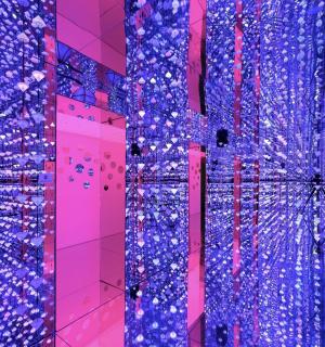 具有紫色和粉色墙壁的建筑物的可视化