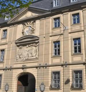 ein Gebäude mit einer Uhr an der Vorderseite