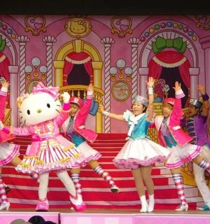 一群在舞台上表演的人