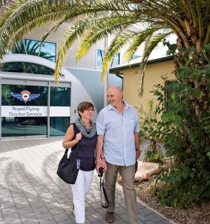 一名男子和一名女子站在一栋建筑物前