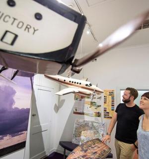 一名男子和一名女子正在查看一台机器