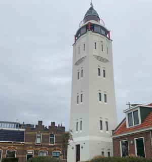 一座白色塔楼，顶部有一座钟