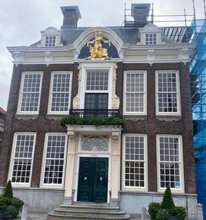 一座有着绿色大门的大型砖砌建筑