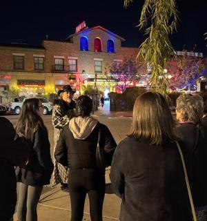 一群人站在夜晚的街道上