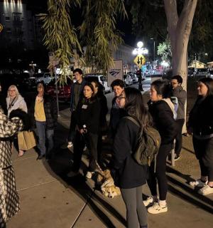 一群人晚上站在人行道上