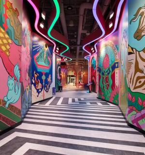 墙上有壁画的走廊