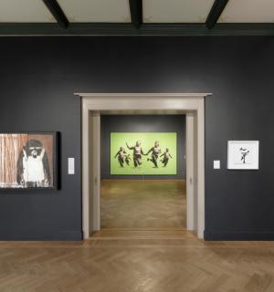 墙上挂着两幅画的房间和一条走廊