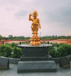 a statue of a boy sitting on top of a monument
