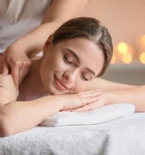 一位女士在水疗中心接受按摩