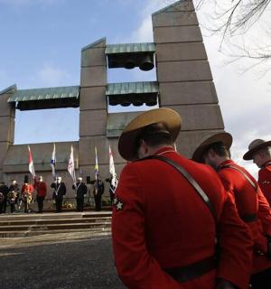 一群身穿红色制服的男子站在一栋建筑物前