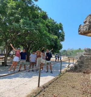 一群人站在栅栏前