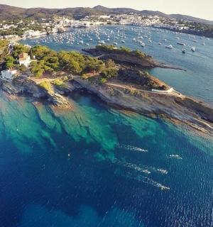 Letecký pohled na ostrov s loděmi ve vodě