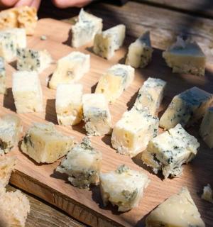 木砧板上的一堆奶酪