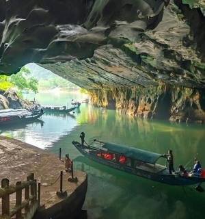 水中洞穴中的一群船