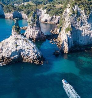 一些岩石旁边的水中的小船