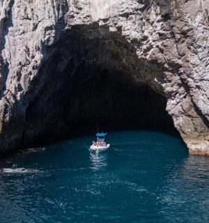 洞穴前水中的一艘船