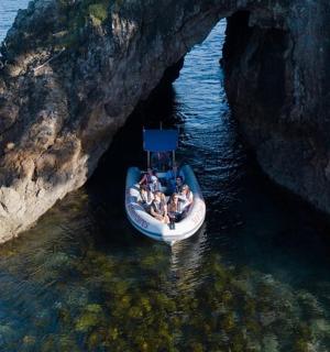 一群人在山洞里的船上