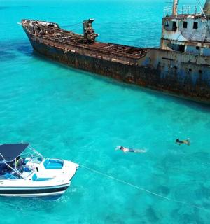 一艘船旁边的水中的小船