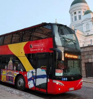 un autobuz roșu cu etaj parcat în fața unei clădiri