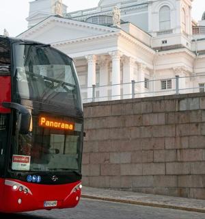 rauður tvíhæðarrúta lagt fyrir framan byggingu
