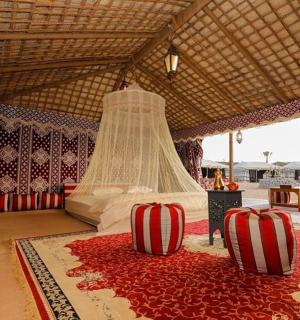 带床和蚊帐的卧室