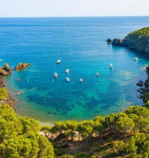 skupina lodí ve velké vodní ploše