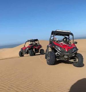 两辆全地形车在沙漠中行驶