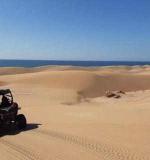 两辆全地形车在沙漠中行驶