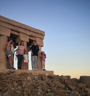 一群人站在纪念碑顶上