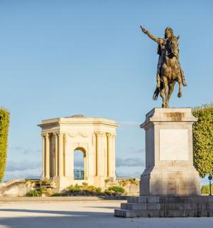 建筑物前有一尊骑马男子的雕像