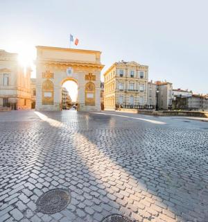 sebuah bangunan besar dengan matahari bersinar di belakangnya