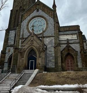 一座前面有钟的老教堂