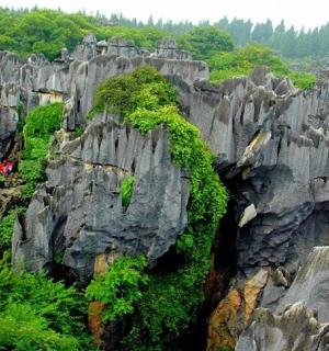 一群人站在岩石山上